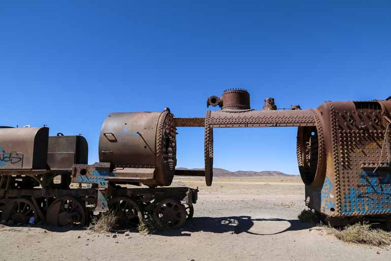 Nahe Uyuni in Bolivien befindet sich eine alte Eisenbahn, die verloren inmitten der vertrockneten Umgebung vor sich hinrostet.