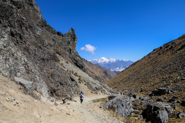 Der Wanderweg auf dem Salkantay Trek in Peru führt durch steinige Bergspalten.