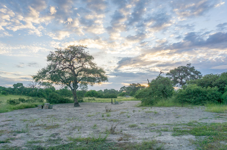 Die Sonne geht über die Landschaft vom Savuti Campsite Gelände im Chobe Nationalpark unter.