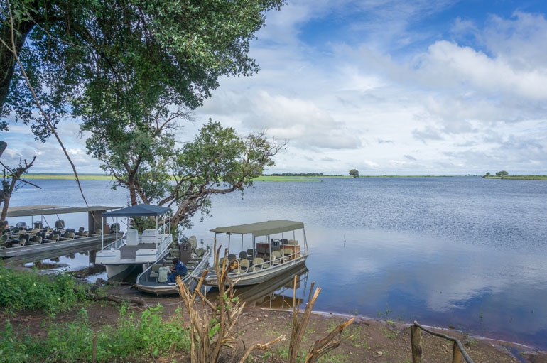 Blick auf die Anlegestelle des Chobe Rivers mit fünf Booten.