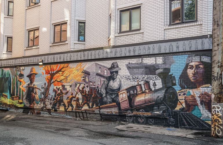Graffiti an Mauer, das Vancouvers Geschichte zeigt: Bauern, brennende Bäume, Kämpfe, eine Lokomotive