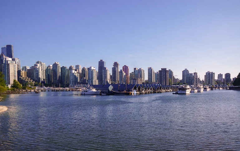 Blick vom Stanley Park auf Wasser und die Skyline von Vancouver.