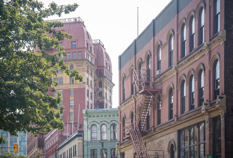 Vancouver: Colorful house facades in Gastown