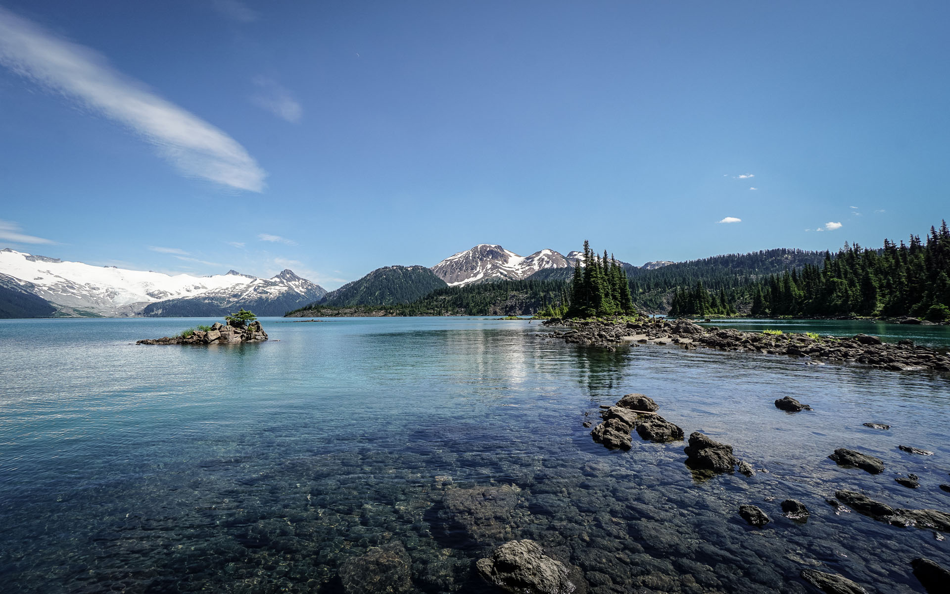 Vancouver: Blick über Wasser auf Berge