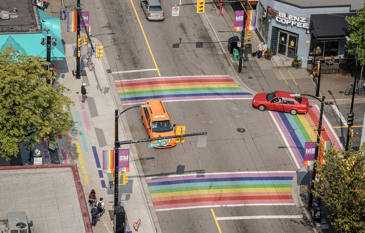 Vancouver: Bunte Zebrastreifen in Regenbogenfarben und Flaggen zieren die Davies Street.