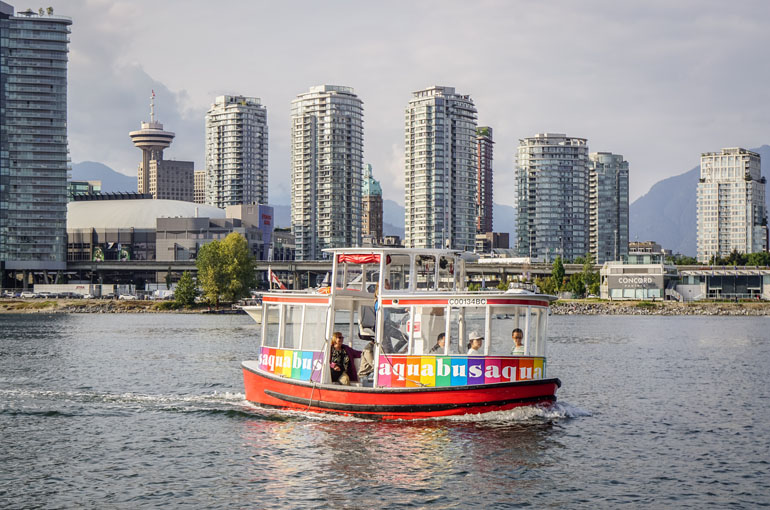 Vancouver: Ein bunter Aquabus fährt über das Wasser