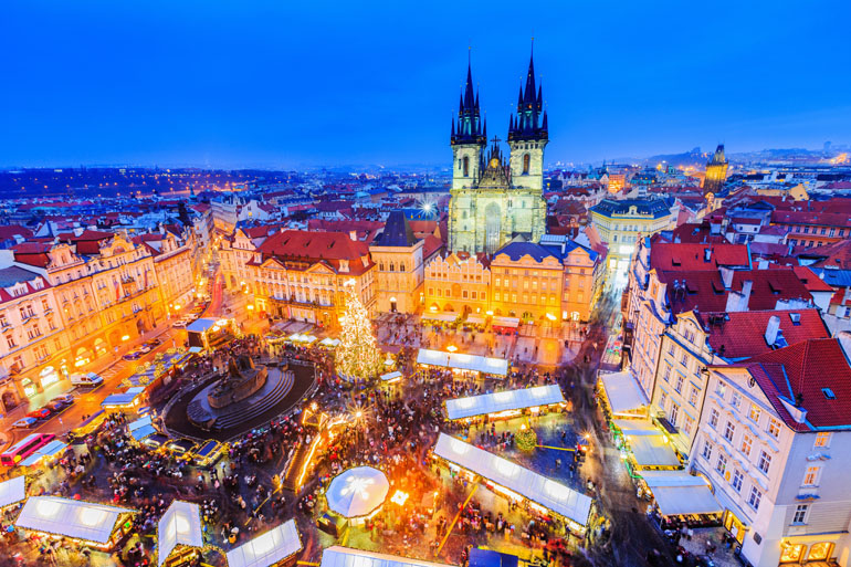 Von oben hat man Blick auf die ganze Prager Altstadt mit Kirche und den Altstädter Ring, auf dem der Weihnachtsmarkt der tschechischen Hauptstadt stattfindet.