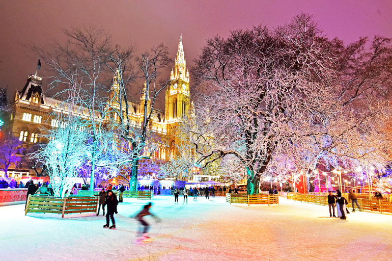Vor dem Wiener Rathaus erstrahlt auf dem Weihnachtsmarkt eine bunte Eislauffläche, der Eistraum.