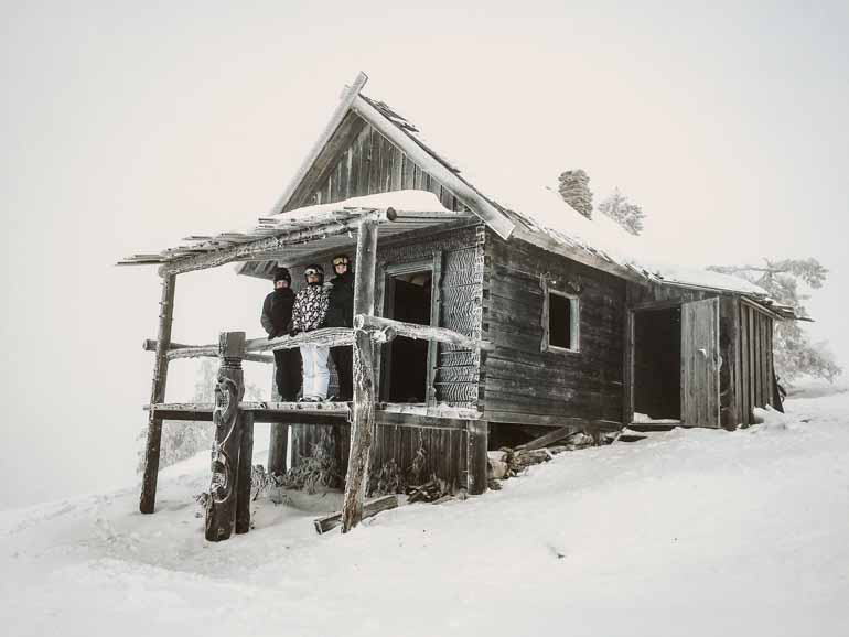 Eine schneebedeckte Hütte im Weihnachtsmanndorf in Finnisch Lappland