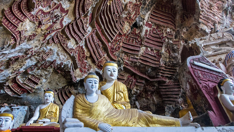 Der Höhlentempel in Myanmar wird von Wandmalereien und Buddha-Statuen geschmückt, der Kawgun Cave steht in Hpa An.
