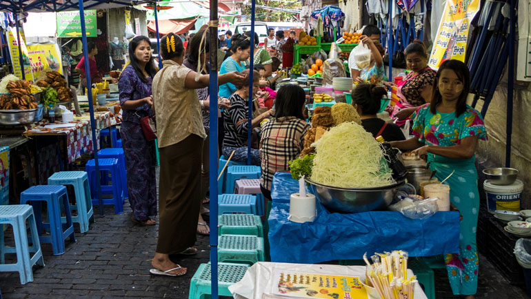 Am Essensstand im Innenhof des Bogyoke Aung San Market in Myanmar herrscht ein geschäftiges Treiben.
