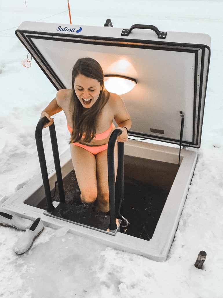 Eine Frau beim Eisbaden in Finnisch Lappland