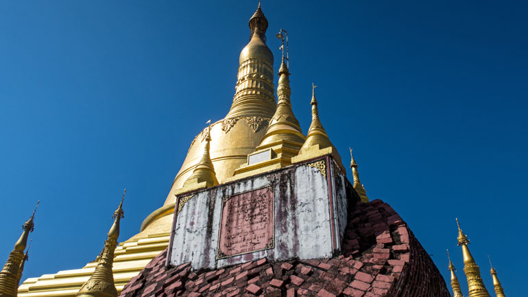 Die goldene Turmspitzen der Shwemawdaw Pagode in Bago, Myanmar ragen in den Himmel.