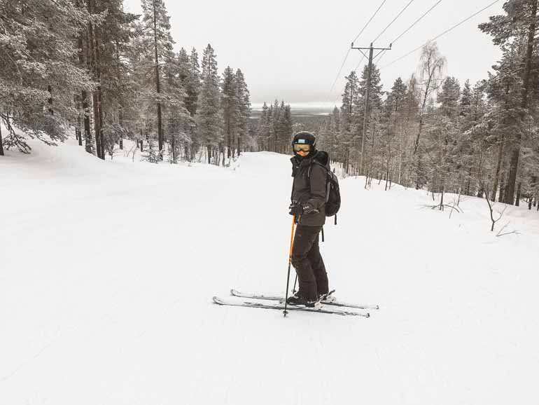Eine Skifahrerin in Finnisch Lappland.