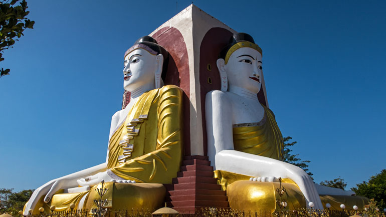 In Myanmar, Bago steht die Kyaikpun Pagode, eine Steinsäule mit riesigen Buddhas.