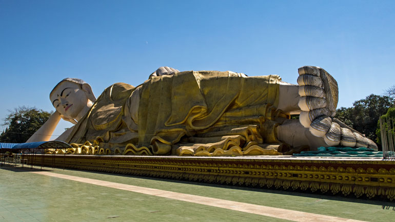 Die liegende in gold gefasste Buddha Statue Mya Tha Lyaung in Bago, Myanmar misst 82 Meter.