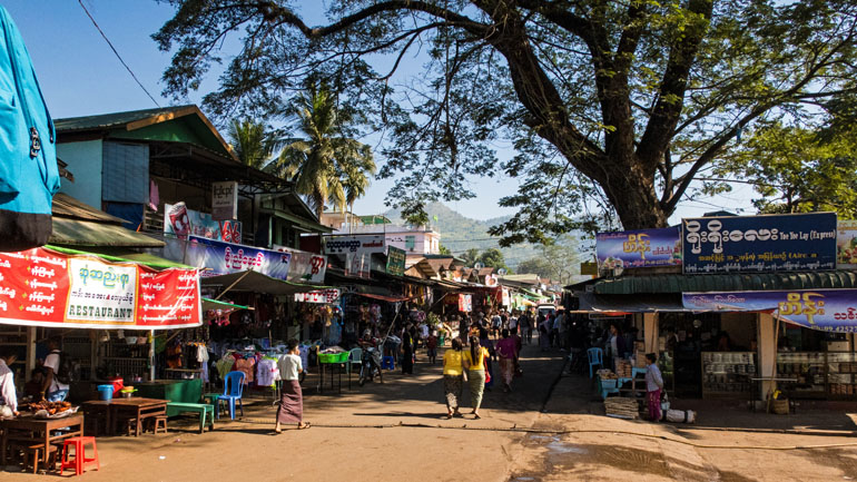 Im Zentrum von Myanmars Kinpun Sakhan herrscht geschäftiges Treiben mit Essenständen und Menschen.