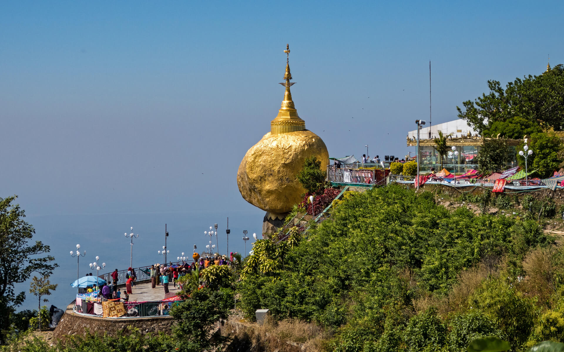 Der goldene Felsen auf einer Erhöhung in Kyaikto, zählt zu den größten buddhistischen Heiligtümern Myanmars.