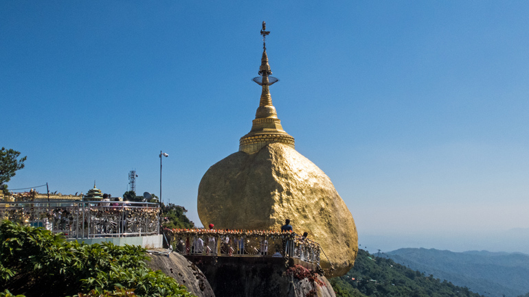 Die Plattformen am goldenen Felsen mit seiner goldenen Spitze bietet eine tolle Aussicht auf Kyaikto in Myanmar.