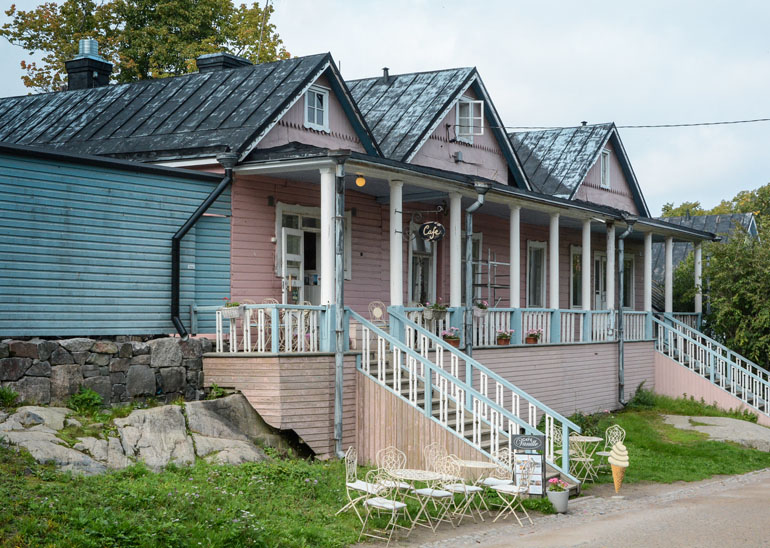 Helsinki: rosafarbene Holzhäuser.