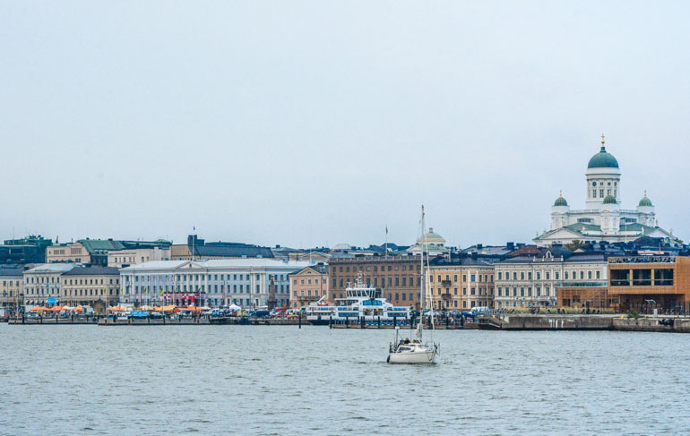 Skyline von Helsinki vom Wasser aus.