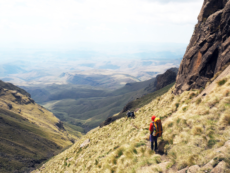 Südafrika Drakensberge: Drei Wanderer auf einem Weg nach Unten.