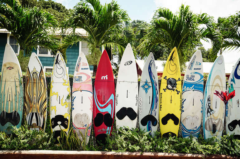 Surfen wurde in Hawaii erfunden, manch einer nutzt seine ausrangierten Surfbretter als Gartenzaun.