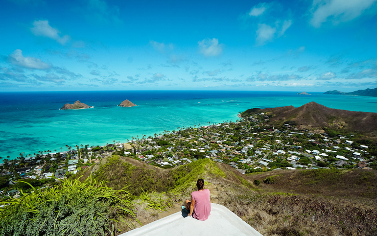 A fabulous all-round view over Hawaii and Lanikai Beach awaits you at the end of the Pillbox Hike, small huts adorn the landscape in green vegetation and the azure-colored sea merges with the sky on the horizon.