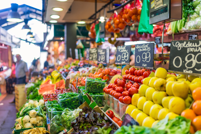 Lokale statt touristische Supermärkte: Obst und Gemüse