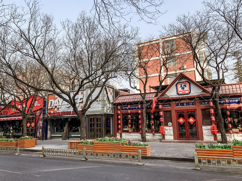 Peking: Bar Street Sanlitun mit Geschäften