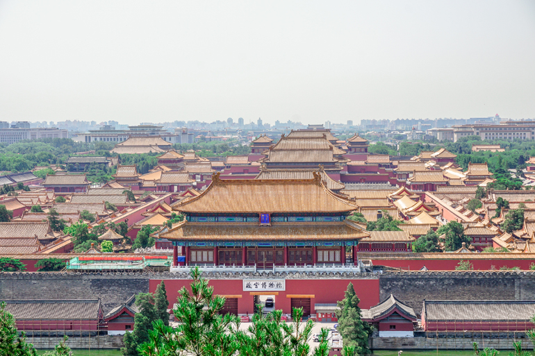 Peking: Blick vom Jingshan Hügel auf die Verbotene Stadt, bestehend aus chinesischen Palästen