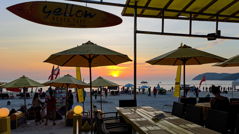 Malaysia: Sonnenuntergang an einem Strand aus einer Bar