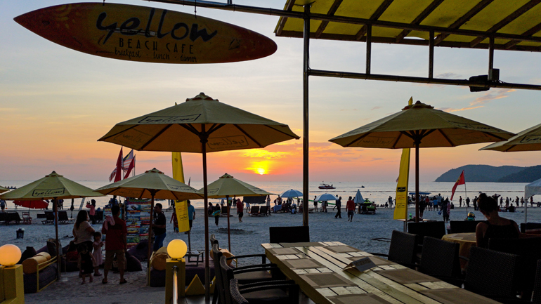 Malaysia: Sonnenuntergang an einem Strand aus einer Bar
