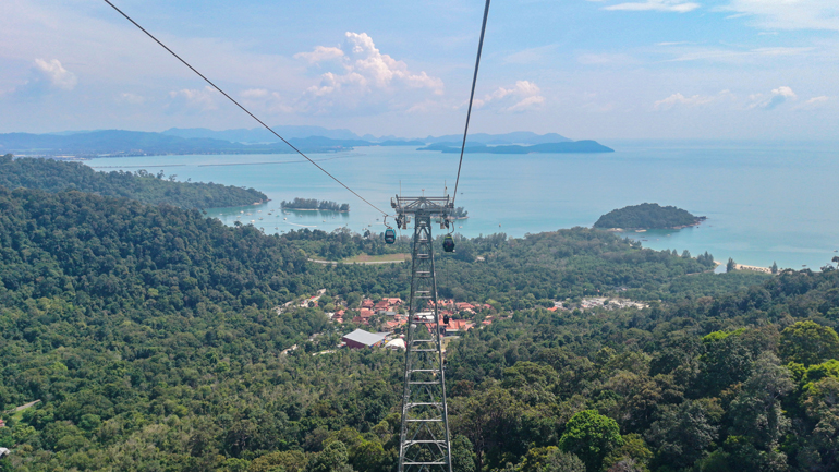 Malaysia: Eine Gondel von oben mit Blick auf das dahinterliegende Meer.