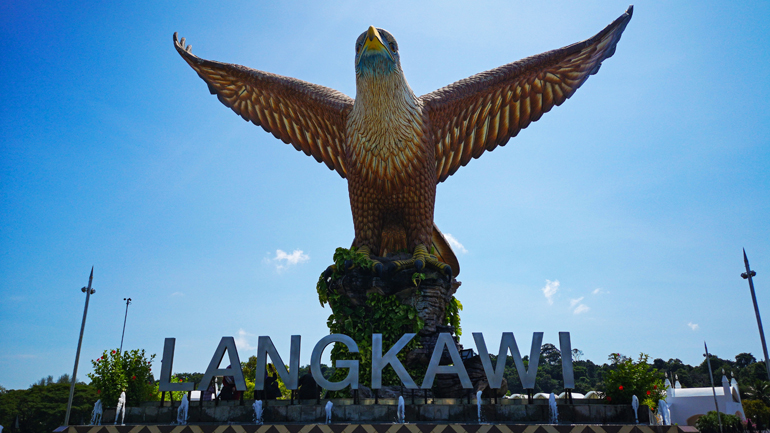 Malaysia: Adler Statue mit dem Schriftzug Langkawi darunter