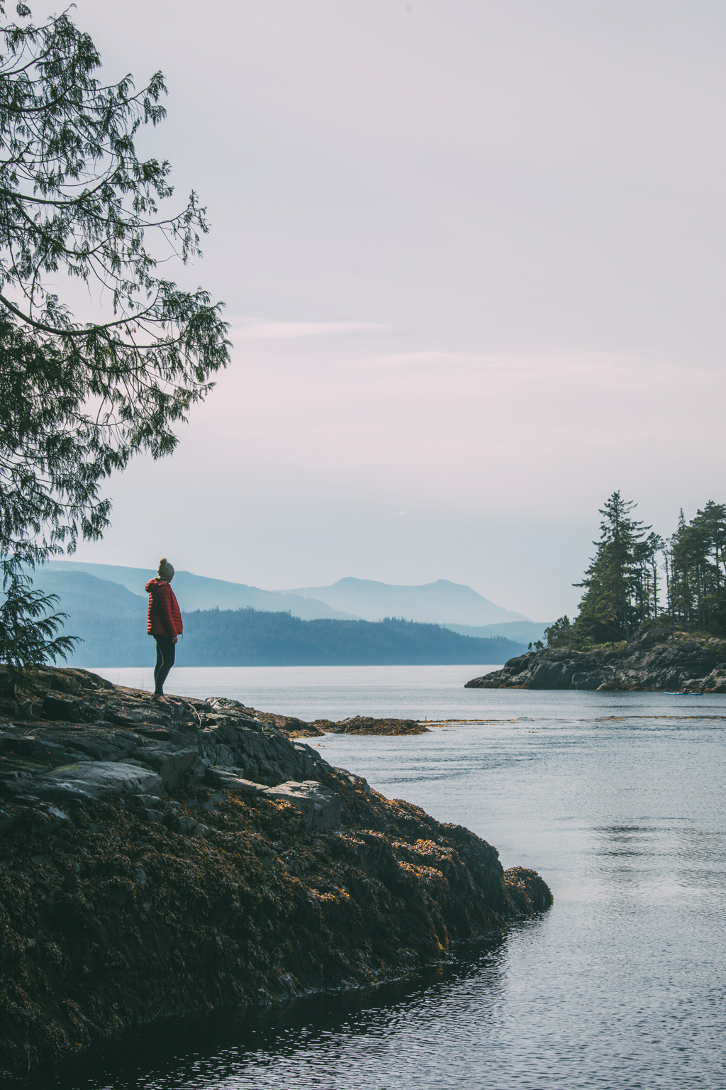 Vancouver Island: Eine Frau steht auf einem Felsen mit Blick auf das Meer.