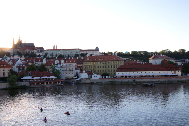 Die Prager Burg mit Wasser im Vordergrund.