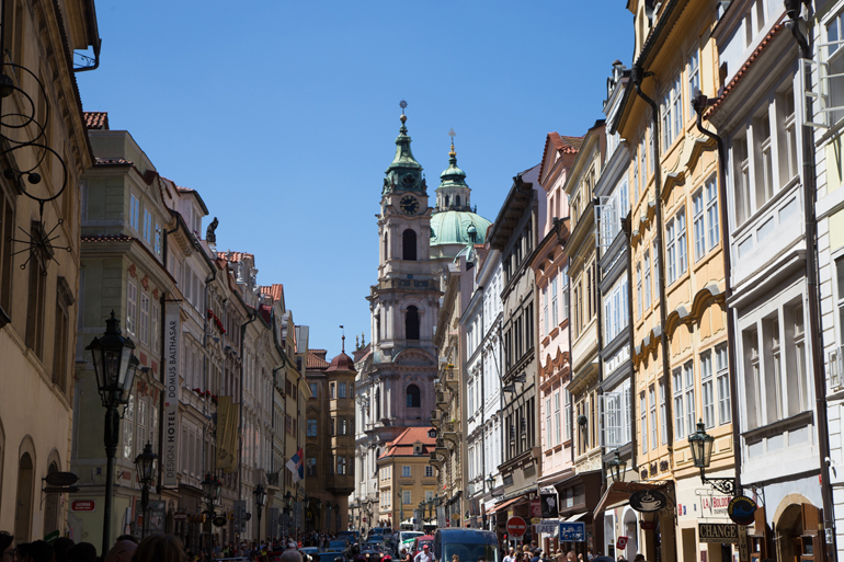 Eine kleine Gasse in der Prager Altstadt.