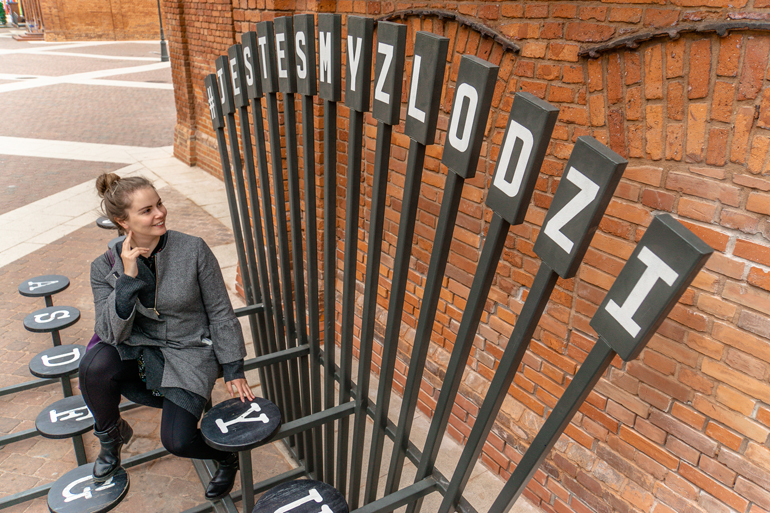 Bloggerin Franzi von Coconutsports posiert vor einer Kunstinstallation in Lodz.