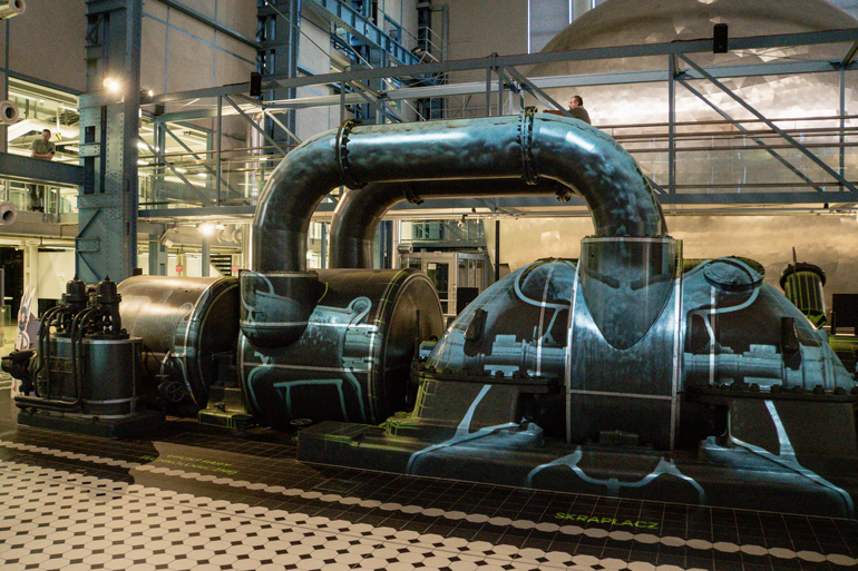 Eine Dampfmaschine in einer großen Halle.