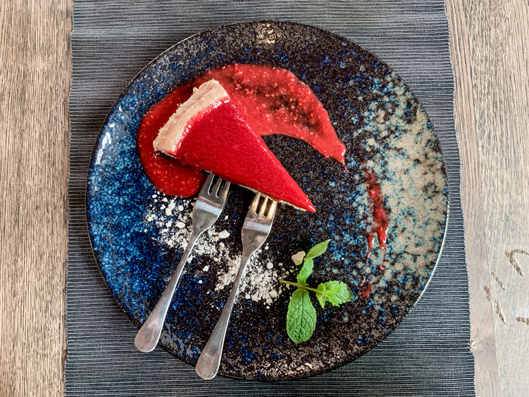 Ein Kuchen auf einem Teller mit zwei Gabeln.