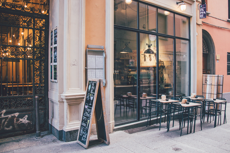 Tipps für gutes Essen in Bologna: Ein Café vor dem eine Angebotstafel steht.