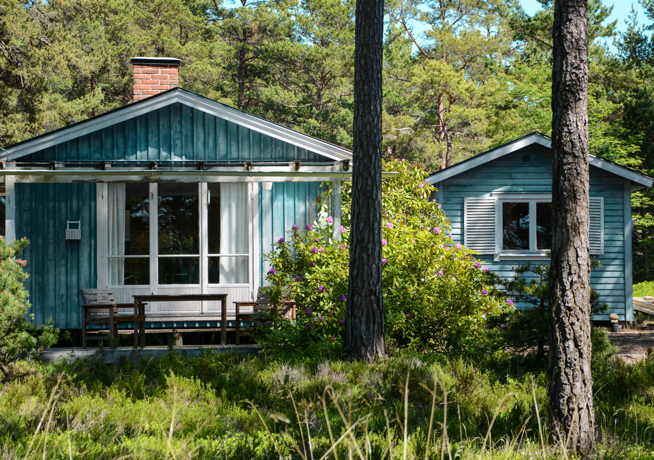 Eine mögliche Unterkunft könnte dieses niedliche, blau gestrichene Ferienhäuschen im Wald auf der Insel Sandhamn sein.