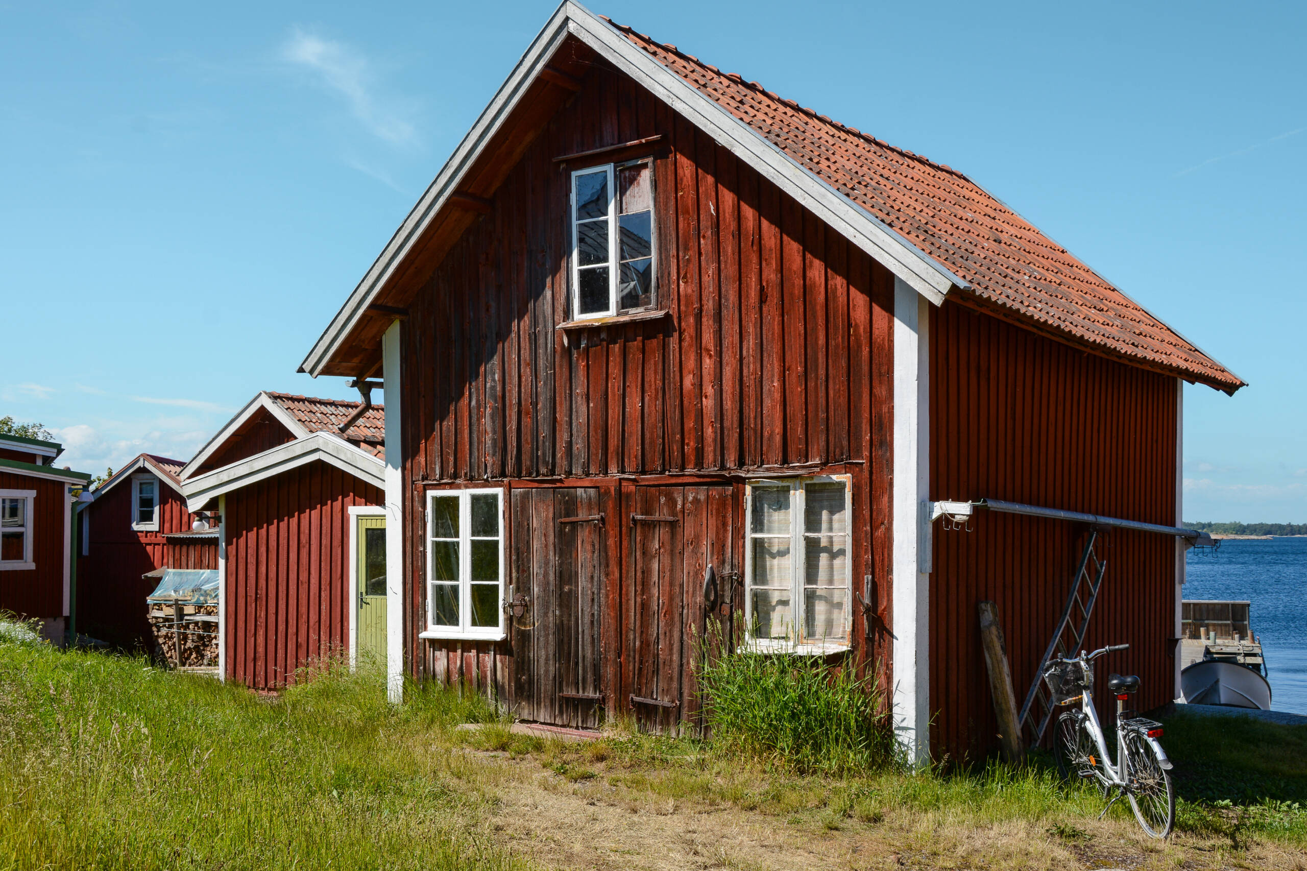 Ein typisches schwedisches Ferienhaus aus Holz mit rotem Anstrich macht die Idylle auf der Schäreninsel Sandhamn perfekt.