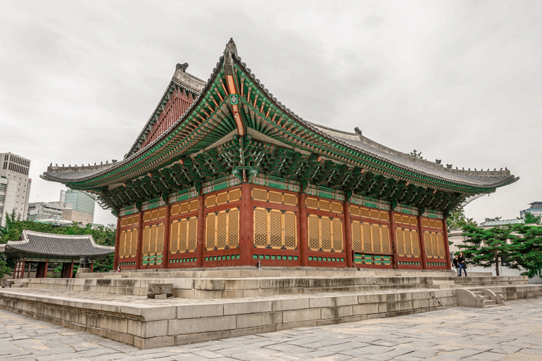 Seoul Sehenswürdigkeiten: Ein traditionelles Gebäude auf einem Platz.