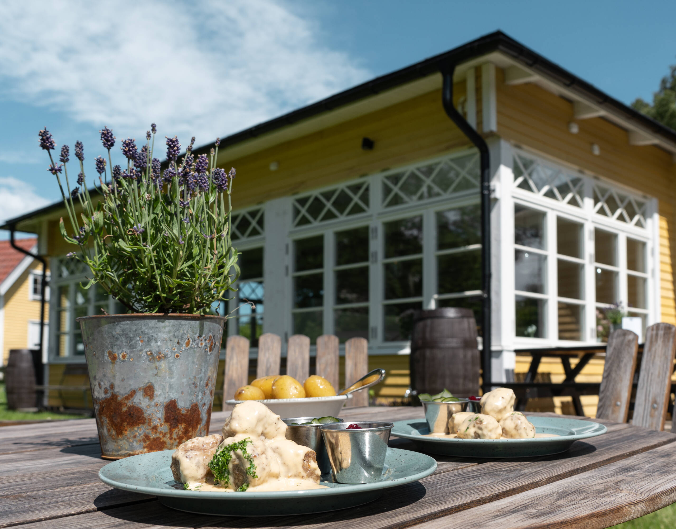 Große, schön angerichtete Teller mit den traditionellen, schwedischen Köttbullar und Kartoffeln als Beilage serviert das Möja Värdshus im Schärengarten.