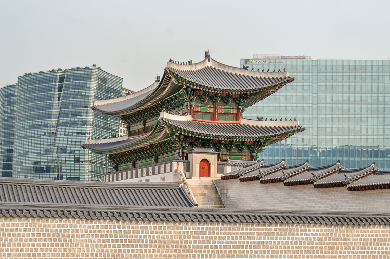 Seoul Sehenswürdigkeiten: Ein traditionelles Gebäude auf einem Platz.