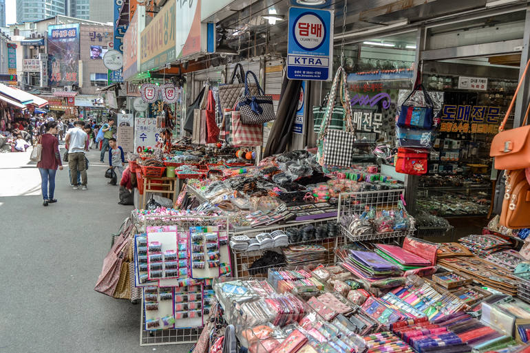 Seoul Sehenswürdigkeiten: Stände mit buntem Allerlei auf einem Markt.