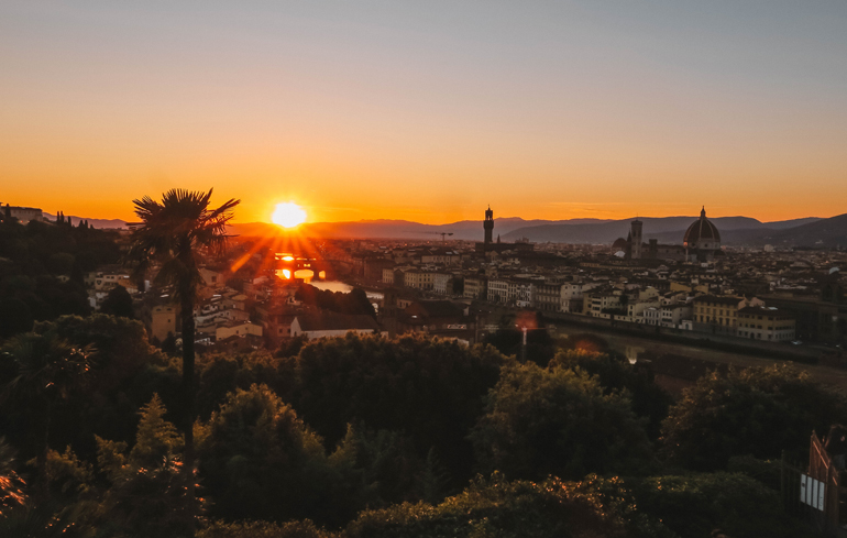 Florenz Geheimtipps: Florenz aus der Vogelperspektive mit Sonnenaufgang.