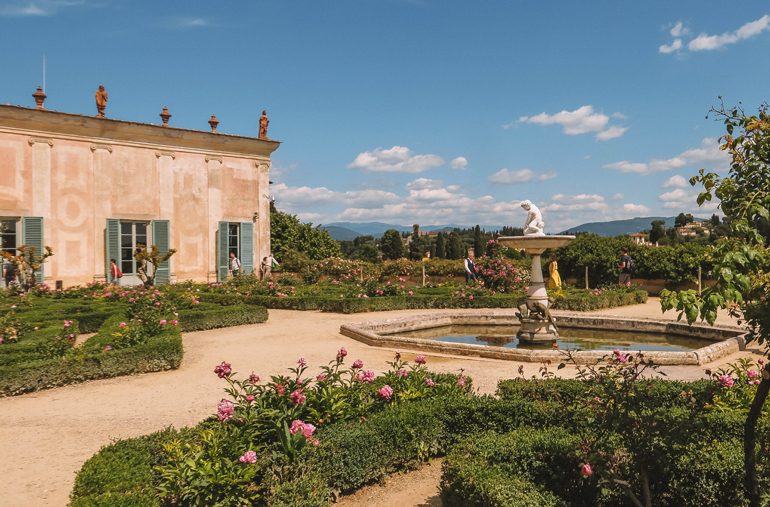 Florenz Geheimtipps: Ein Rosengarten mit einem Brunnen in der Mitte.